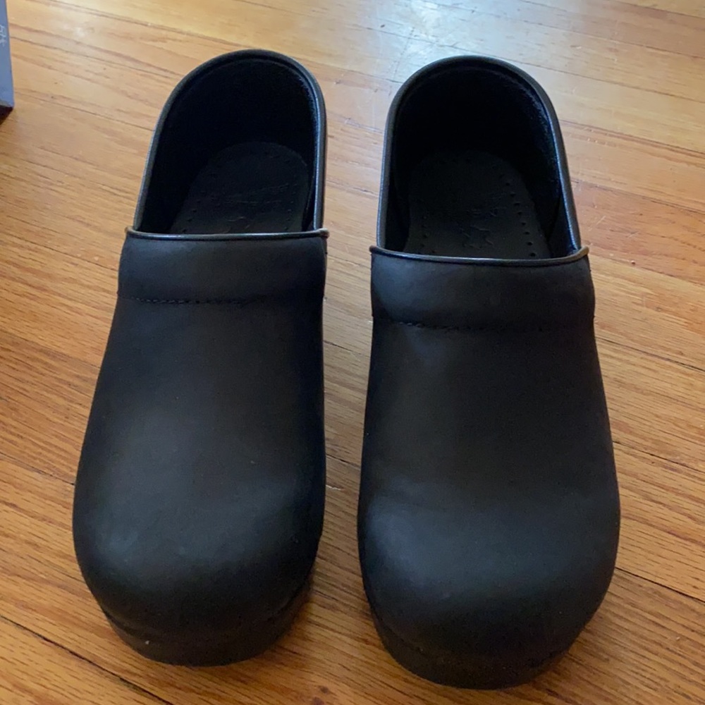 Brand new black dansko Professional Oiled clogs size 38